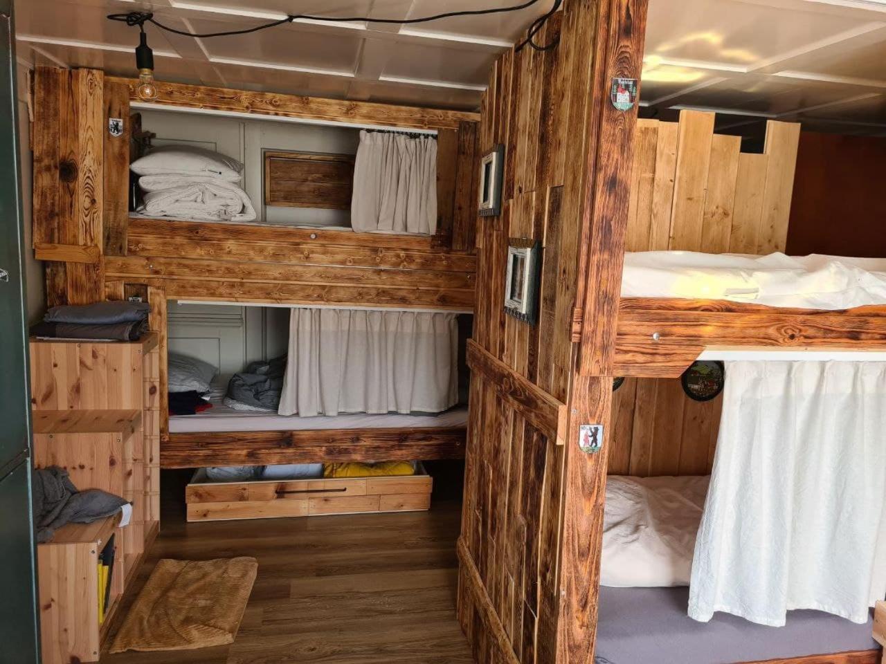 Backpacker Bären, einfaches Privatzimmer Urnäsch Zimmer foto